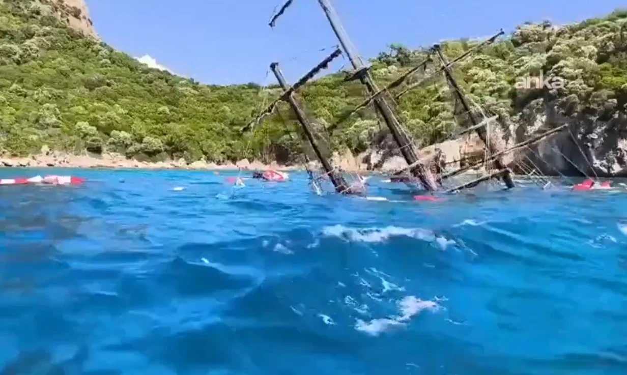 (Видео) Потона туристички брод кај Мармарис, успешно евакуирани сите 148 патници и членови на екипажот