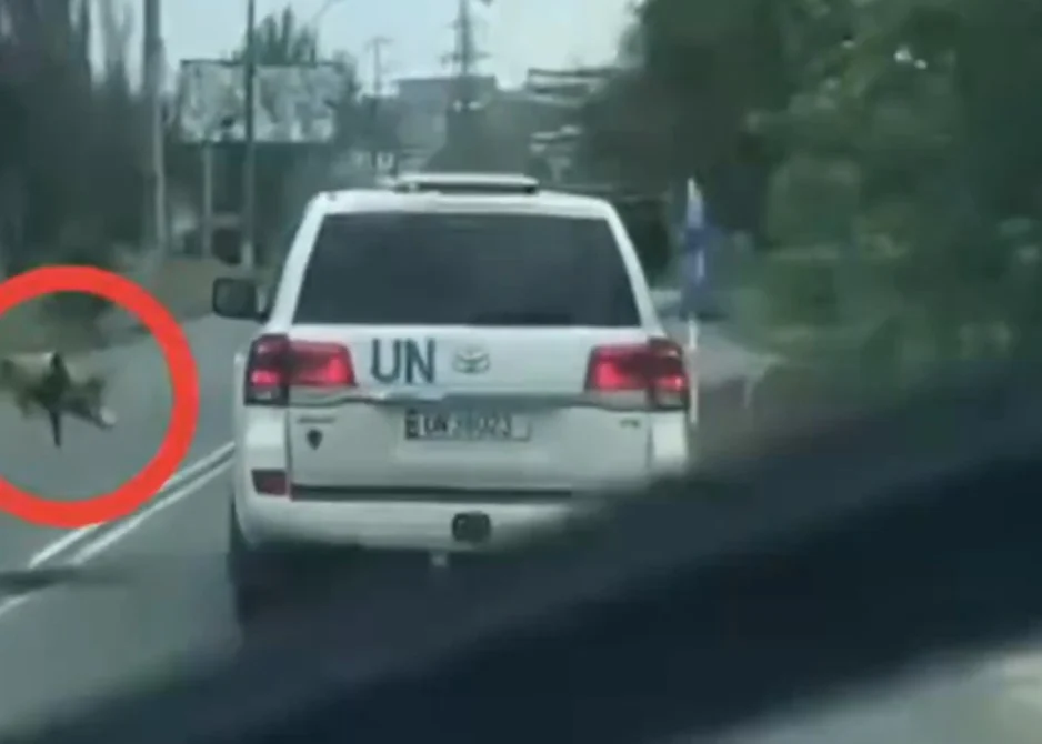 (Видео) Руски дрон се заби во хуманитарно возило на ОН, снимката стана вирална