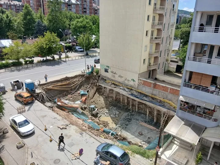(Видео) Свлечиште на градилиште во Скопје: оштетена инфраструктура, кабли за струја