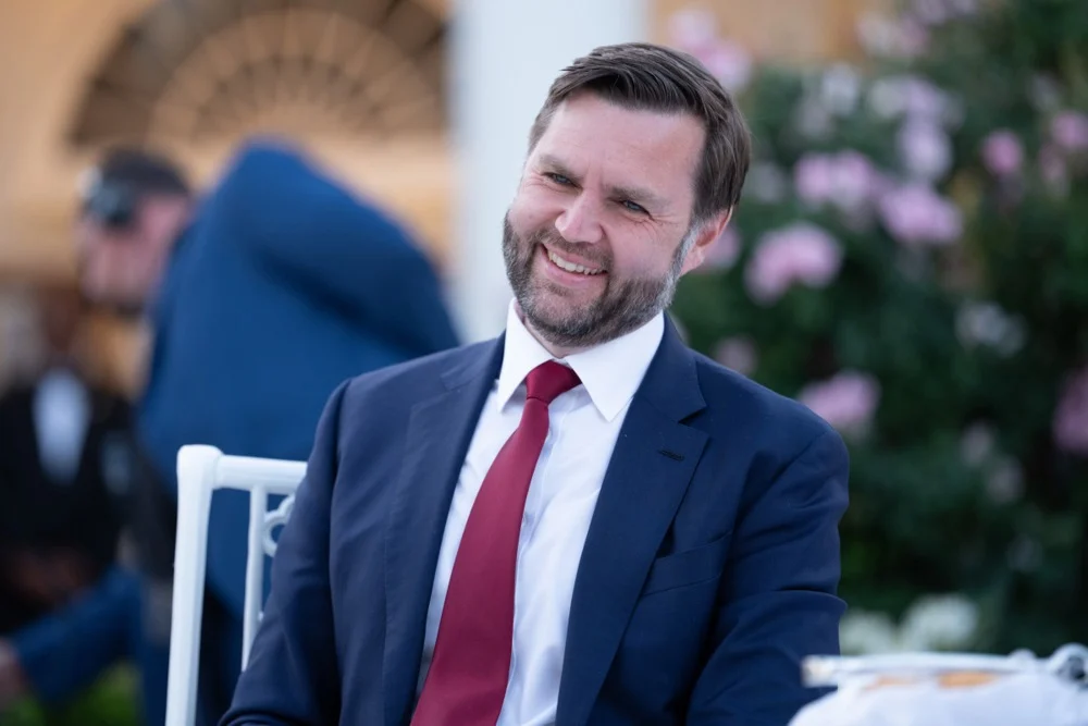(Видео) Трамп: Не размислувам за финансиската состојба на Американците; Венс: Тој не го кажа тоа