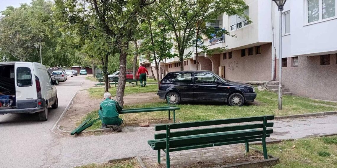 Прилепски Комуналец во акција: заменети оштетените клупи во населбата Точила