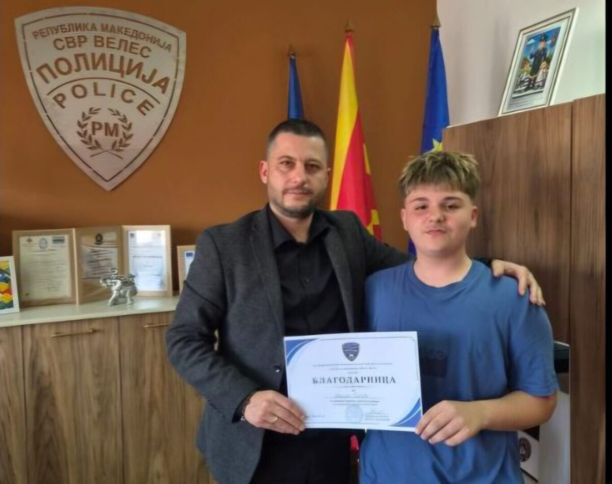 СВР Велес му оддаде признание на 14-годишниот Илија Гигов – момчето што пронајде 46.000 денари и ги врати кај сопственикот