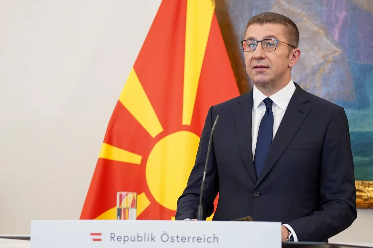 СДСМ: Мицкоски ветува „рамо до рамо со Црна Гора“ реалноста е дека Македонија е рамо до рамо со Србија