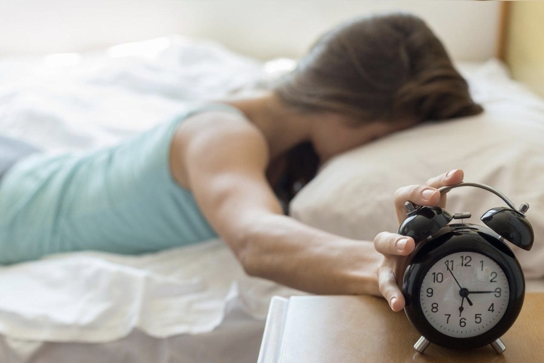 Секое утро го стискате „snooze“? лекарите предупредуваат: оваа навика може сериозно да го оштети срцето и мозокот