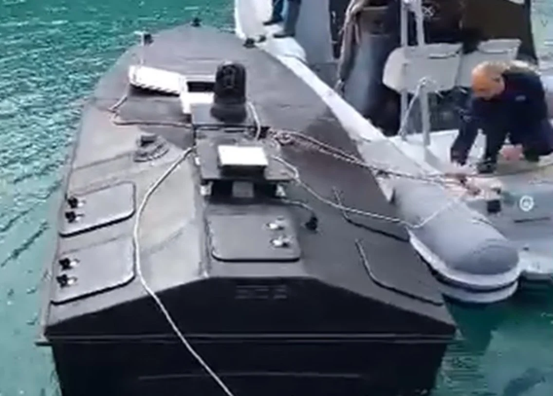 (Фото+видео) Морски дрон со 100 килограми експлозив пронајден кај грчкиот остров Лефкада