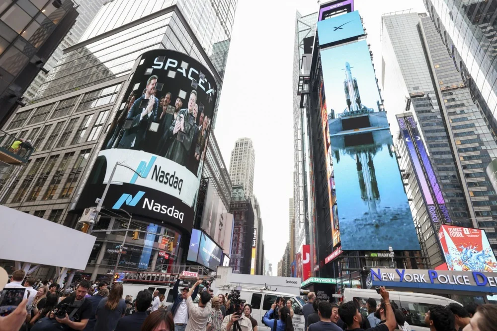 SpaceX на Маск го престигна Amazon на Безос неколку дена по излегувањето на берзата
