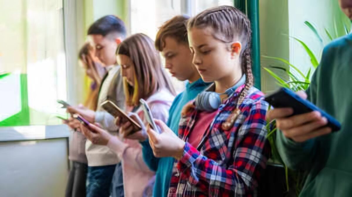 Велика Британија воведува радикална мерка: Социјалните мрежи забранети за деца под 16 години
