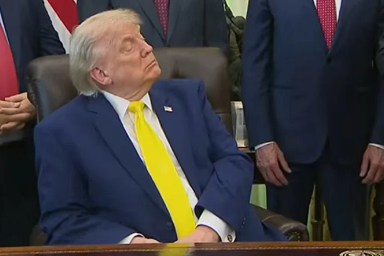 (Видео) Трамп повторно заспа за време на состанок во Белата куќа