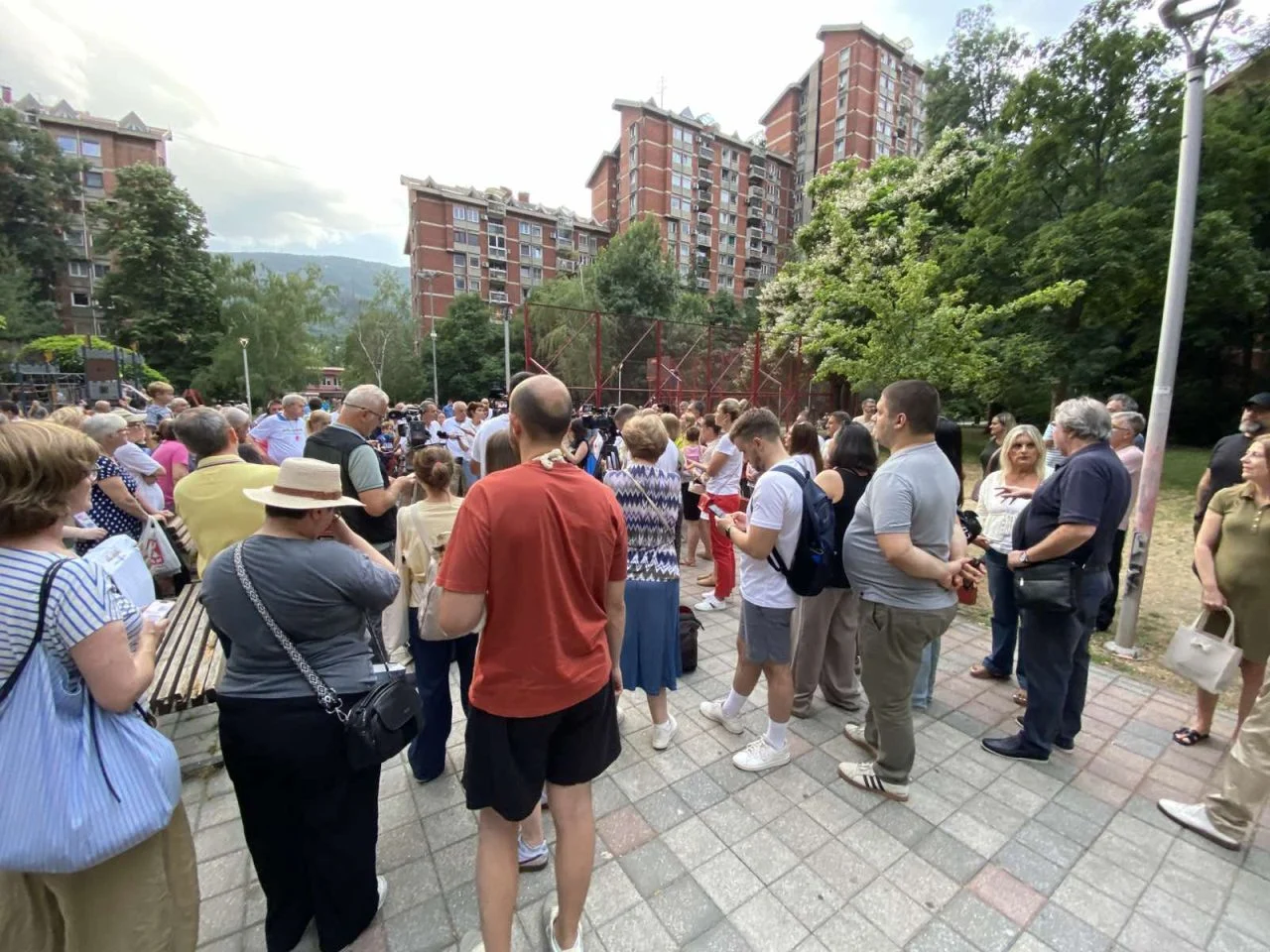 Жителите на Капиштец на протест: Секој викенд  сме изложени на  прегласна музика, сериозен  проблем е и паркингот