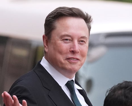 Илон Маск повеќе не е трилионер: Падот на акциите на SpaceX и блокадата на дел од Tesla-акциите му го намалија богатството