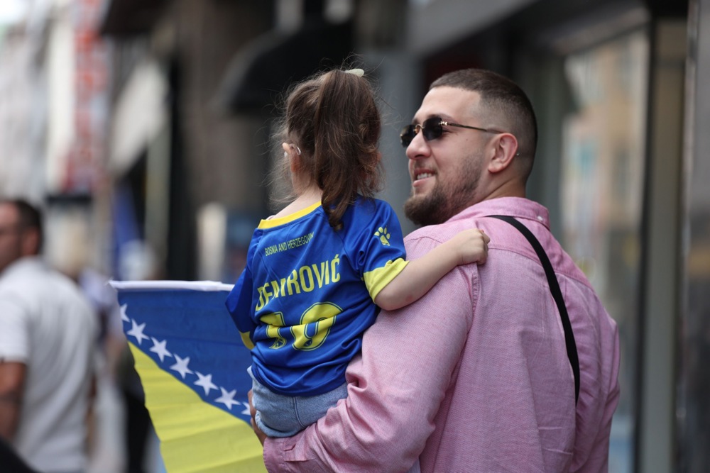 Славје на улиците на Сараево по бодот против Канада