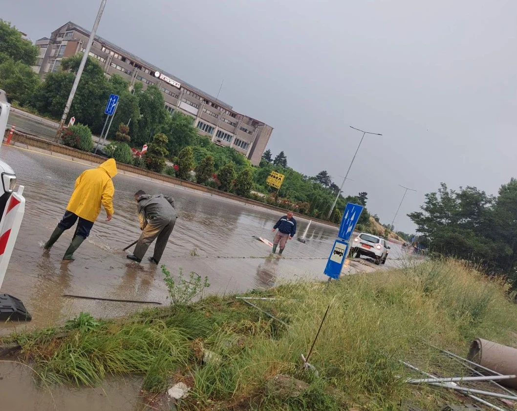 Улици под вода по невремето во Битола, службите на терен низ целиот град