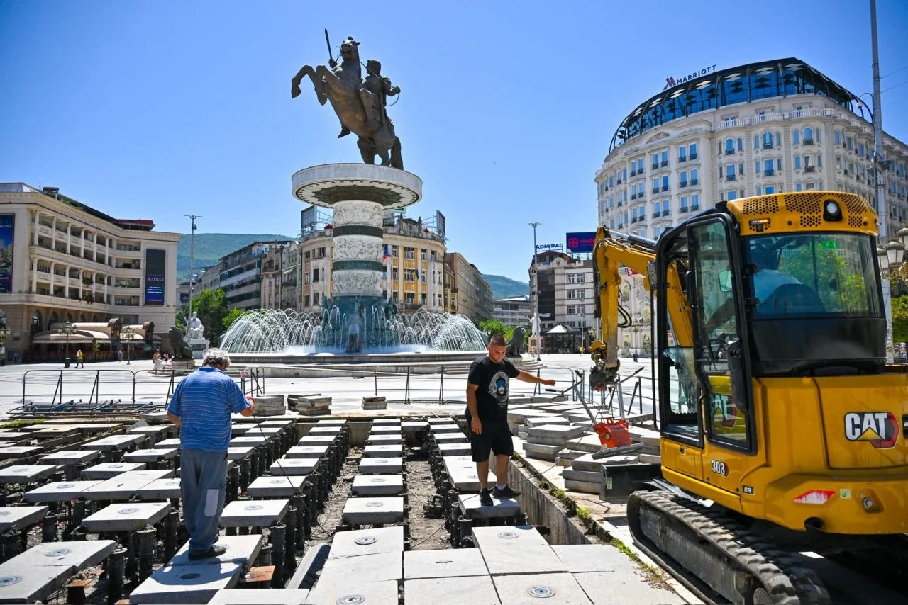 (Фото) Подната фонтана на плоштад „Македонија“ по повеќе од една деценија пропаѓање, се враќа во функција