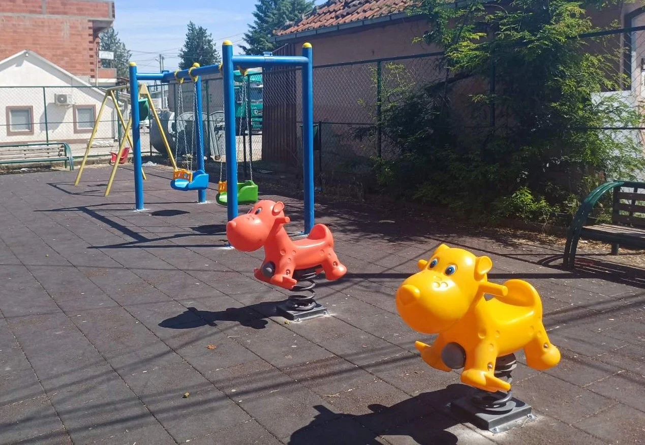 (Фото) Поставена нова урбана опрема на детските игралишта низ општина Илинден