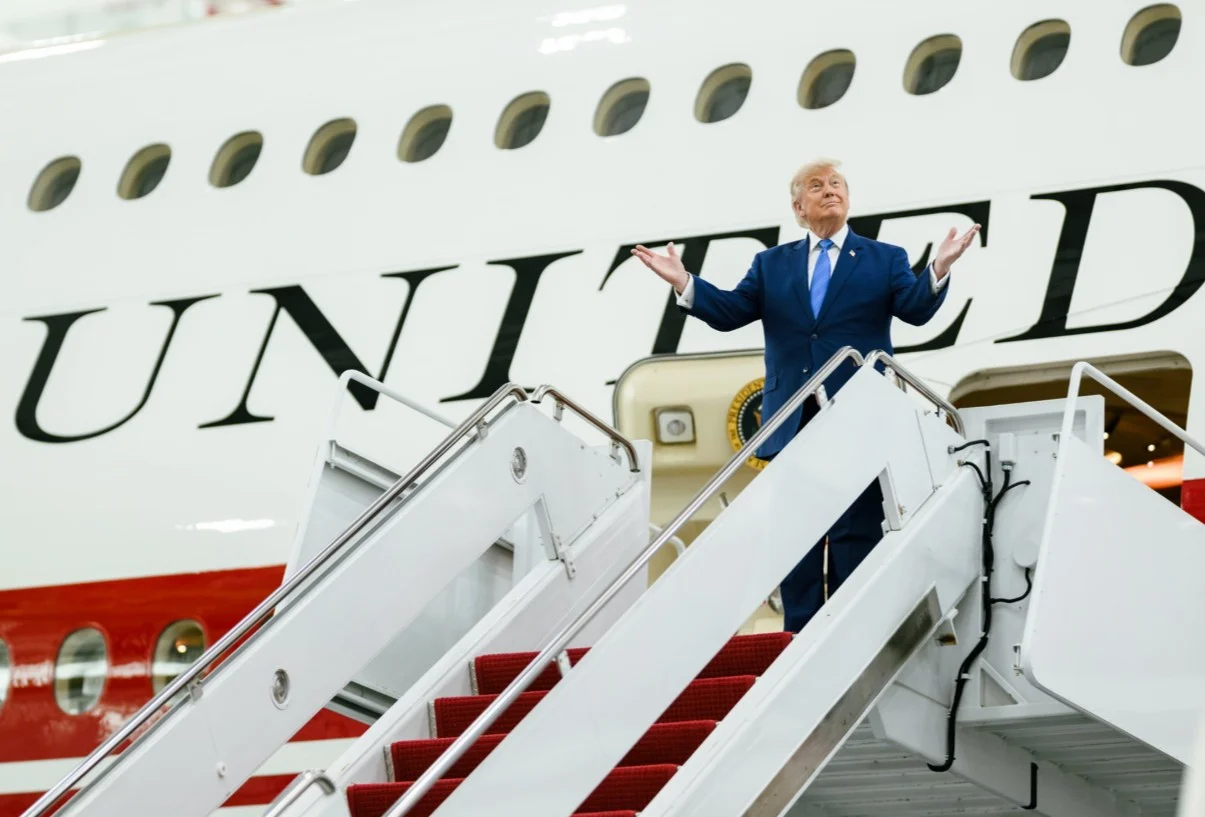 (Фото+видео) „Летечка Бела куќа“: Трамп го претстави авионот што му го подари Катар