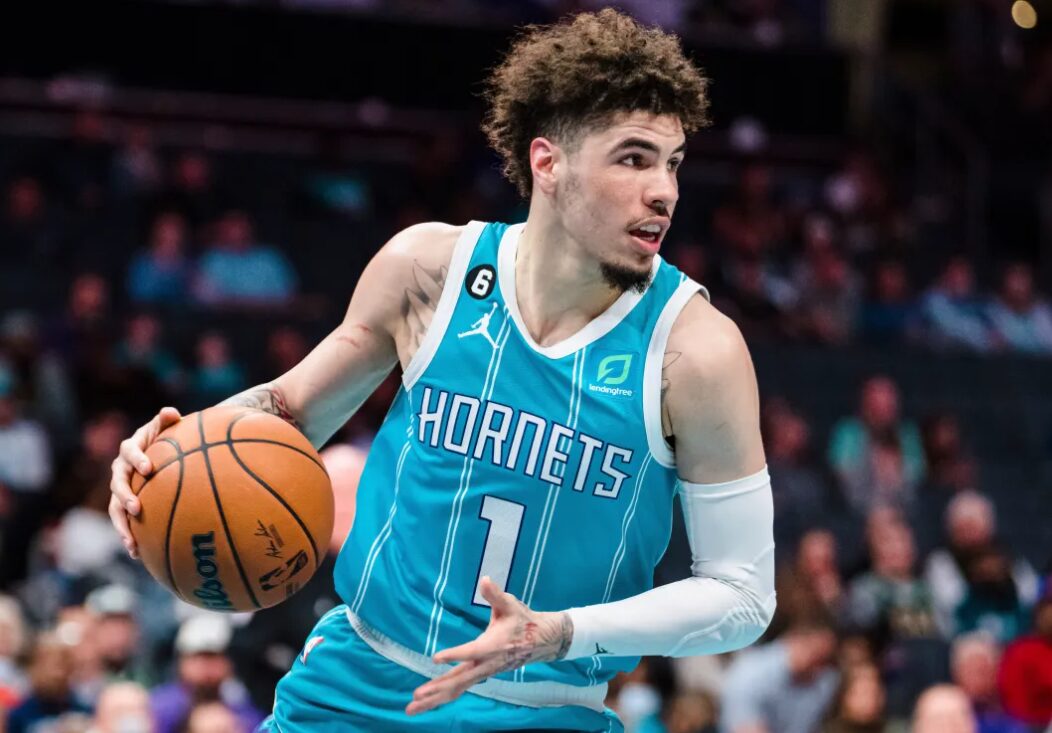 Шарлот го испраќа Ламело Бол во Минесота