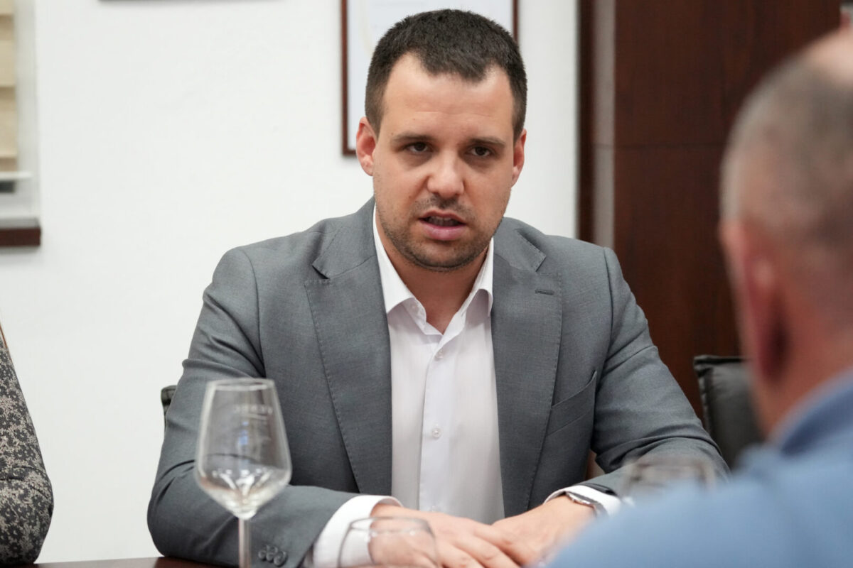 „Колку му било ветено на Богац, ЈО да истражи дали наместениот тендер во царина е единствен“, бара ВМРО-ДПМНЕ