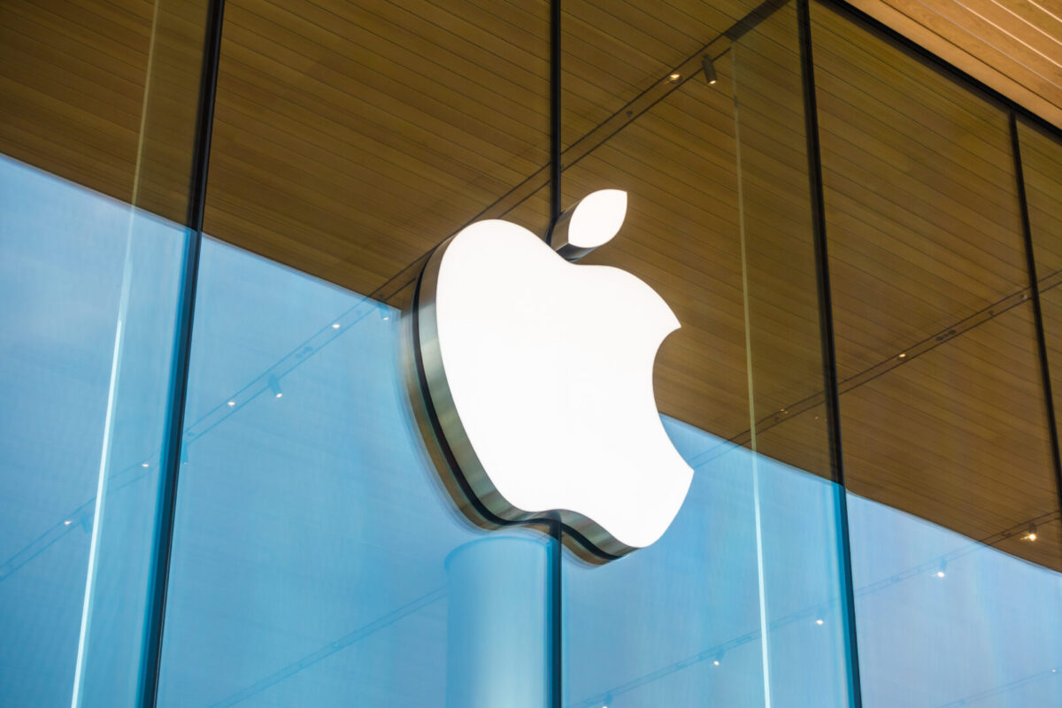 Apple ризикува сè: Трамп забранува делови за новиот iPhone?