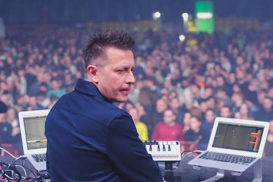 (ВИДЕО) 20 години од незаборавниот настап на Кирил Џајковски на EXIT – момент што ја одбележа македонската електронска сцена