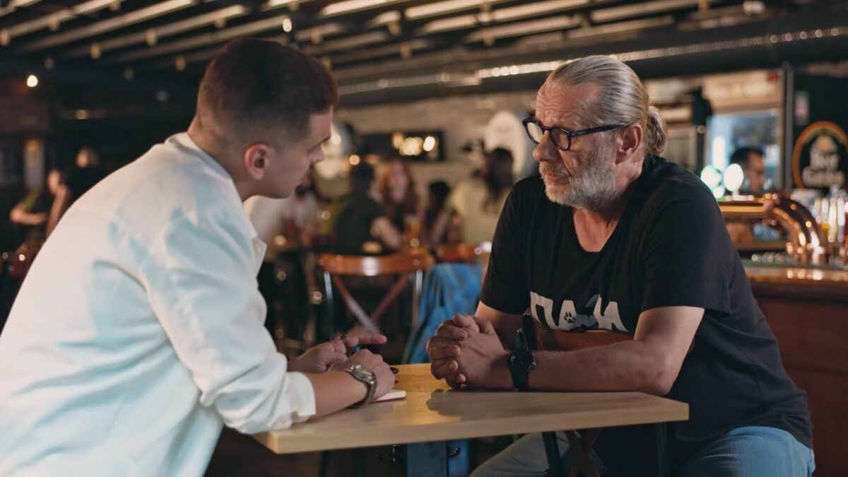 ВИДЕО | Дарко Гроздановски и Игор Џамбазов со нова музичка приказна – „Понеделнички“ носи хумор, емоција и препознатлив авторски печат