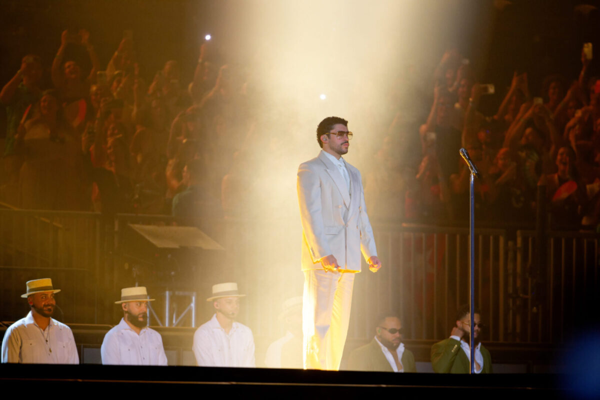 (ВИДЕО) Хаос на концертот на Bad Bunny во Милано: Силен град го прекина спектаклот пред 80.000 луѓе