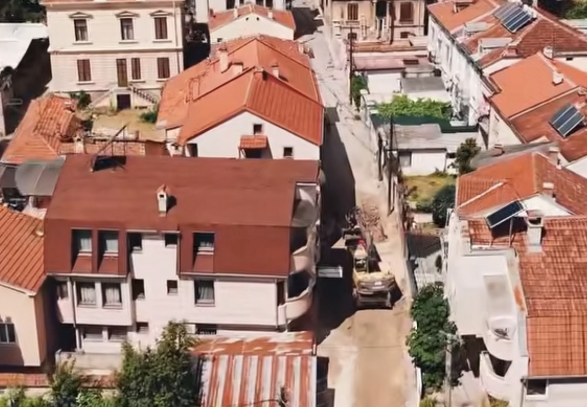 ВИДЕО – Градежна експанзија во Битола: Во тек се проекти за улици, спортски терени и современи паркинзи