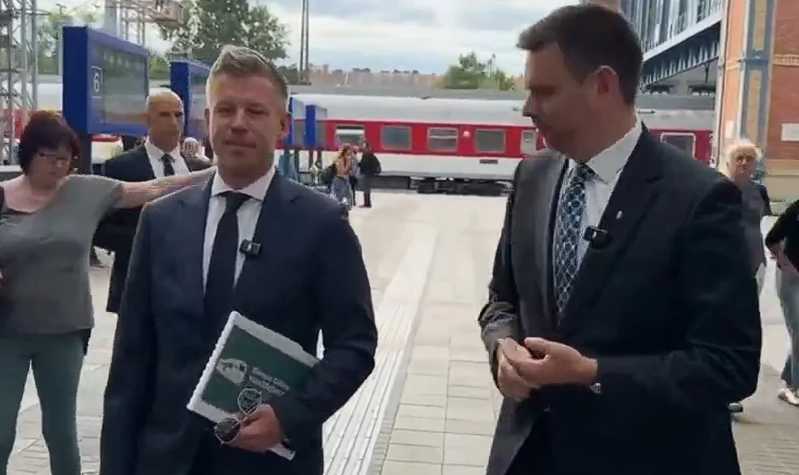 (Видео) Маж го плукна унгарскиот премиер Маѓар: инцидент на железничката станица во Будимпешта