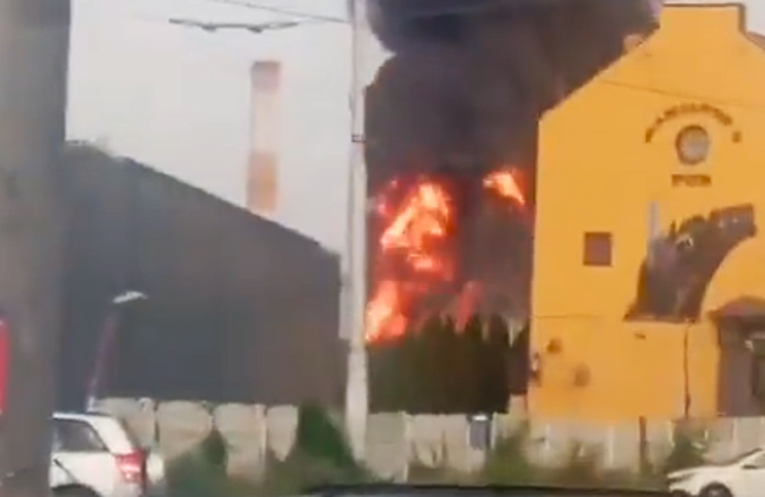 (Видео) Нов украински напад, гори фабрика клучна за енергетскиот сектор на Русија