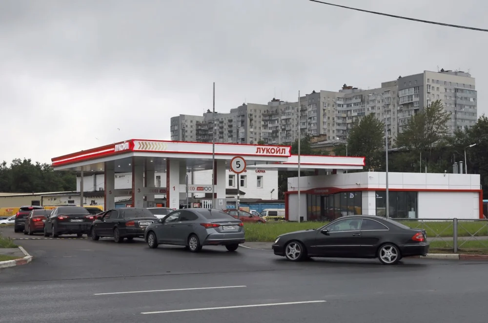 (Видео) Русите велат дека снимката од огромната колона пред бензинска пумпа е направена од вештачка интелигенција