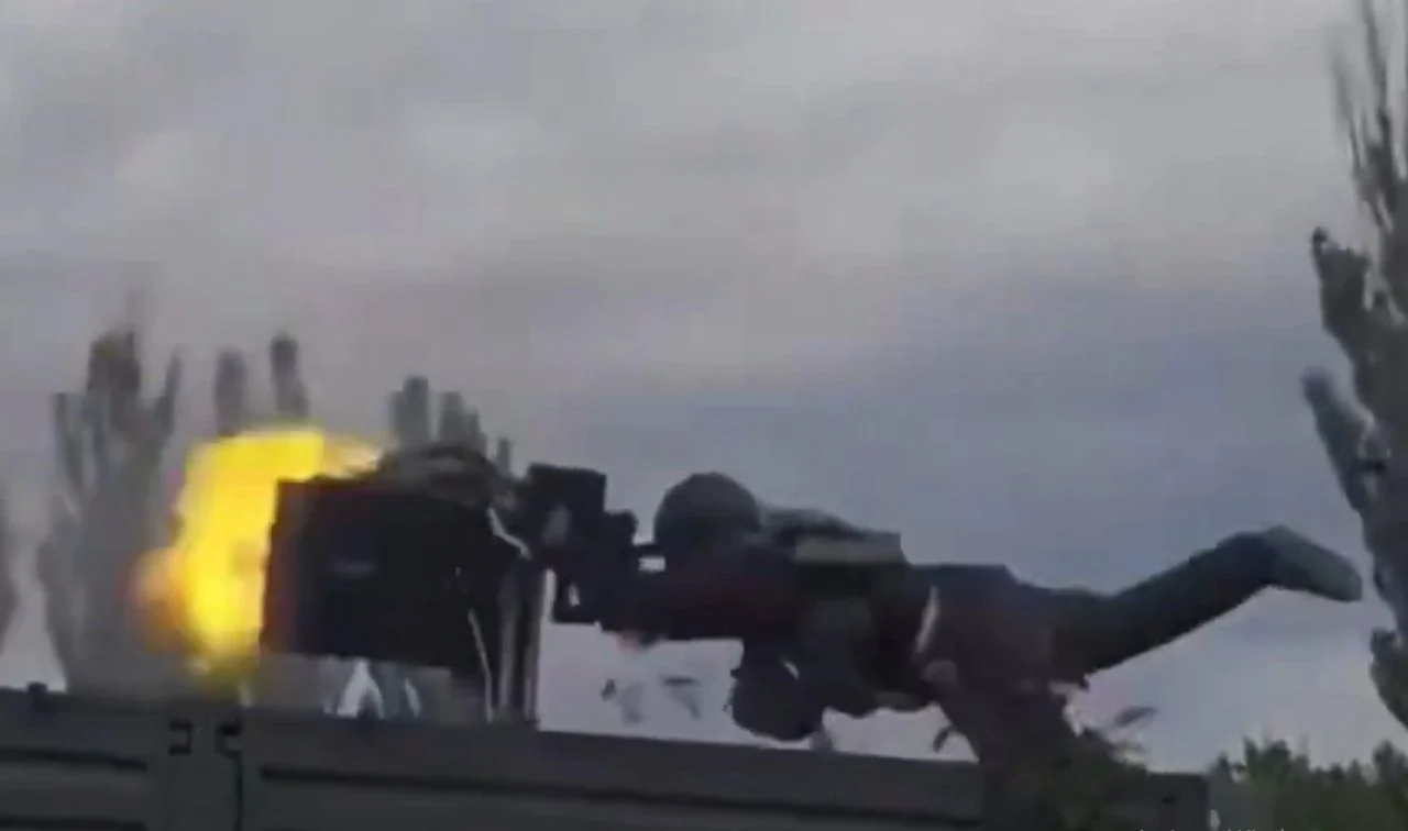 (Видео) Руски војник изгуби контрола над моќен митралез при пукање, оружјето се вртеше неконтролирано