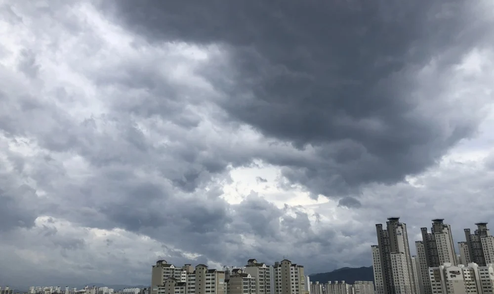 (Видео) Силни бури и торнада во Кина, се приближува тајфун: објавени снимки