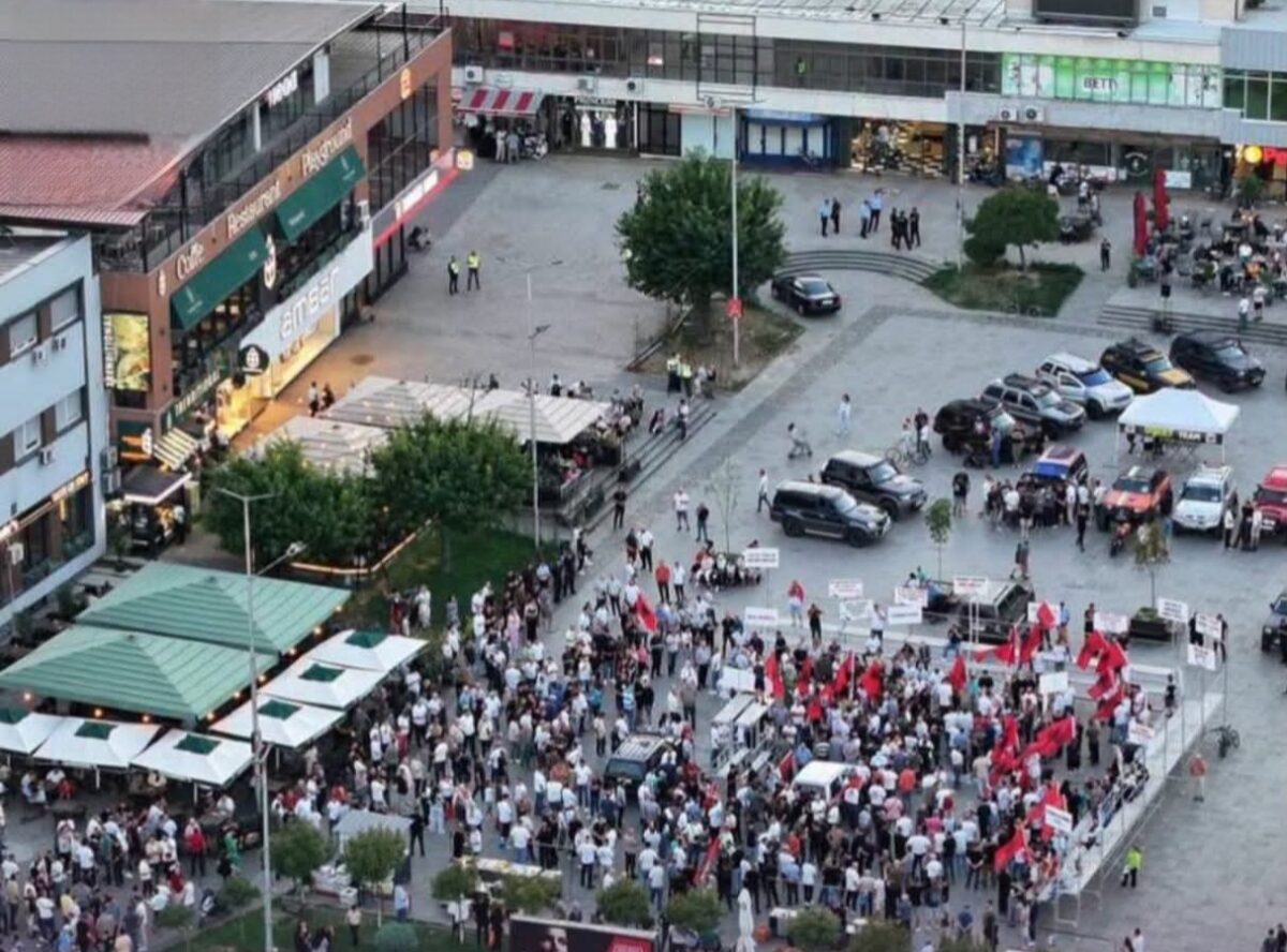 ДУИ најавуваше „инвазија“ во Тетово - на протестот се појавија едвај стотина граѓани