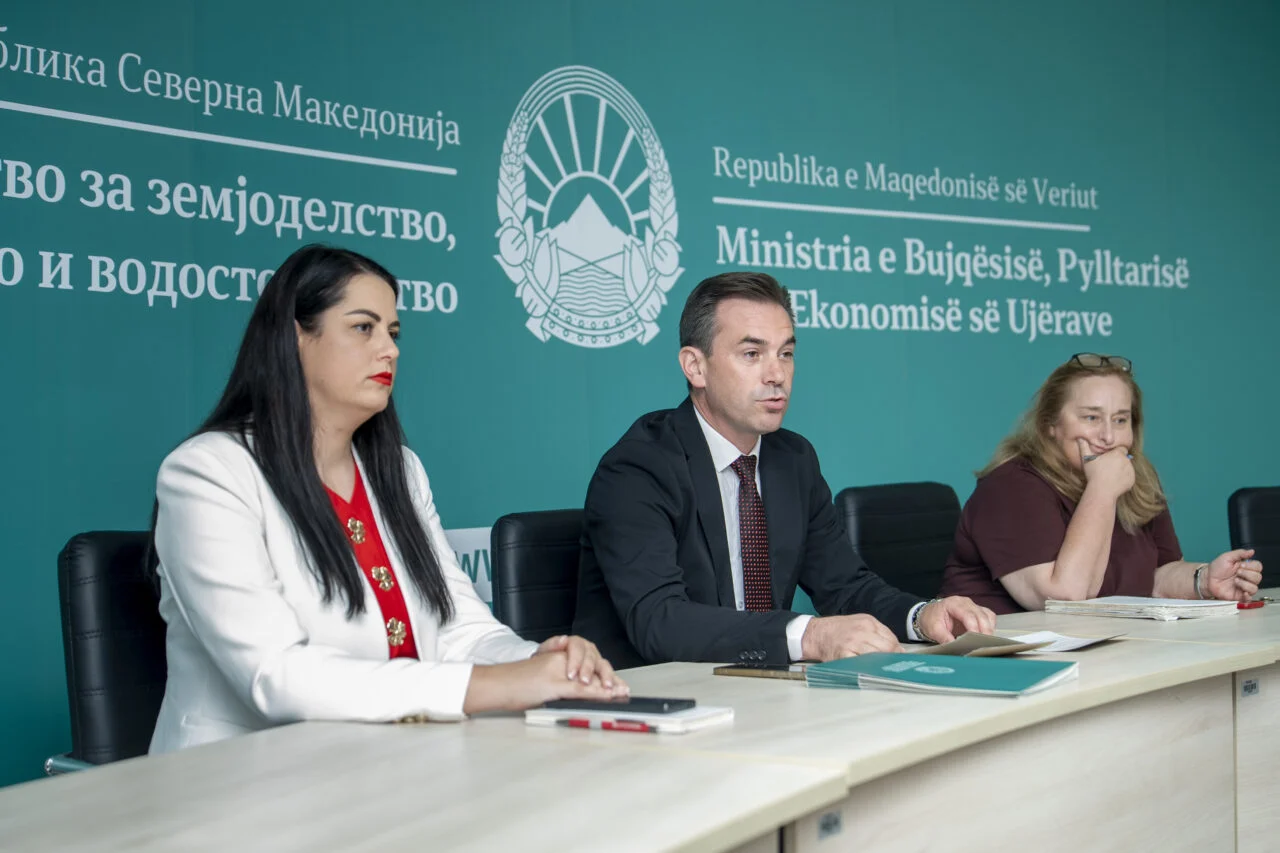 Министерот Серафимовски потпиша седум договори за промоција на домашните производи и развој на руралните средини