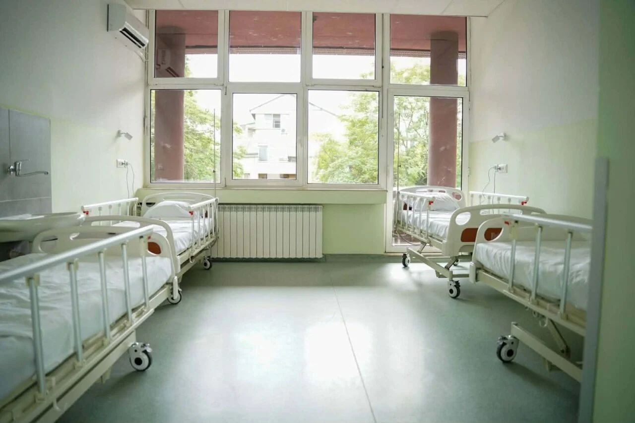 Со 230 илјади евра реновирана трауматологија во стара Градска болница, необновена од 1962 година: вратите се без кваки по препорака од СЗО