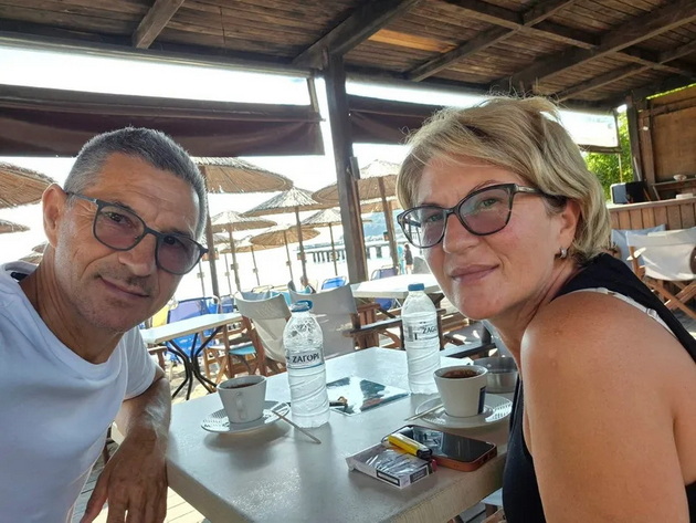 „Ако умреме, ќе умреме заедно“: Потресна исповед на жената која го спасувала сопругот во авионска драма