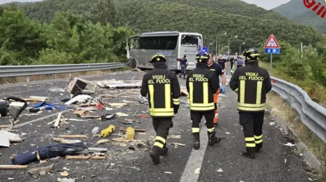 Автобус и кампер се судрија во Италија, најмалку шестмина загинаа