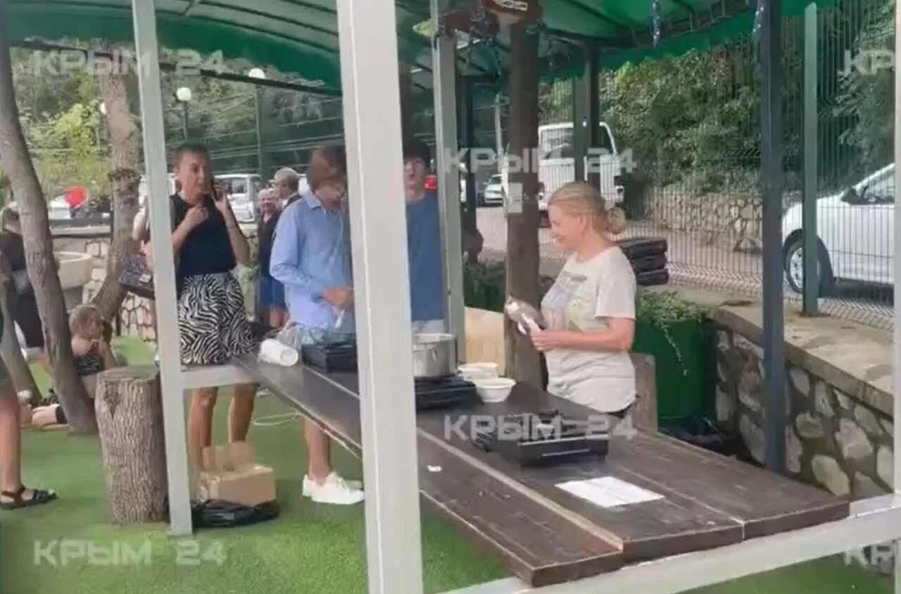 (Видео) Жители на Крим без струја чекаат топол оброк: храна се готви на улица по украинските напади