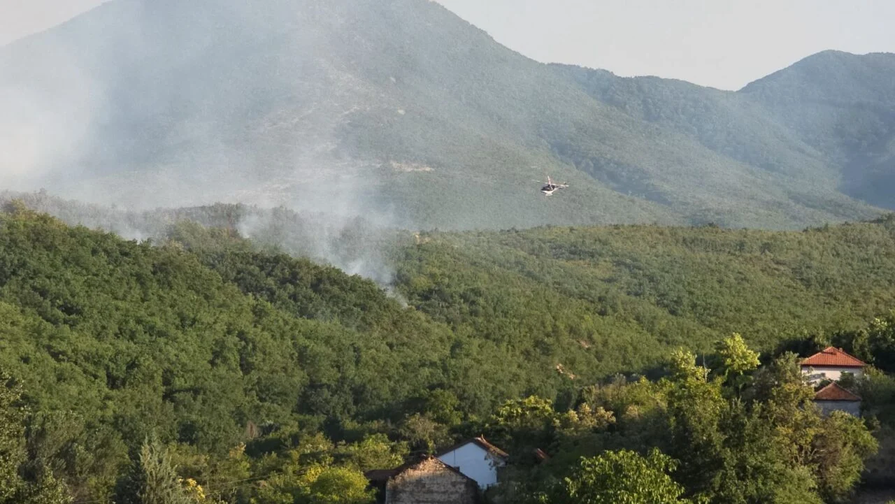 (Видео) Пожарот во Кавадаречко подметнат од криминални мотиви, палежите распоредени на повеќе локации, рече Ангелов