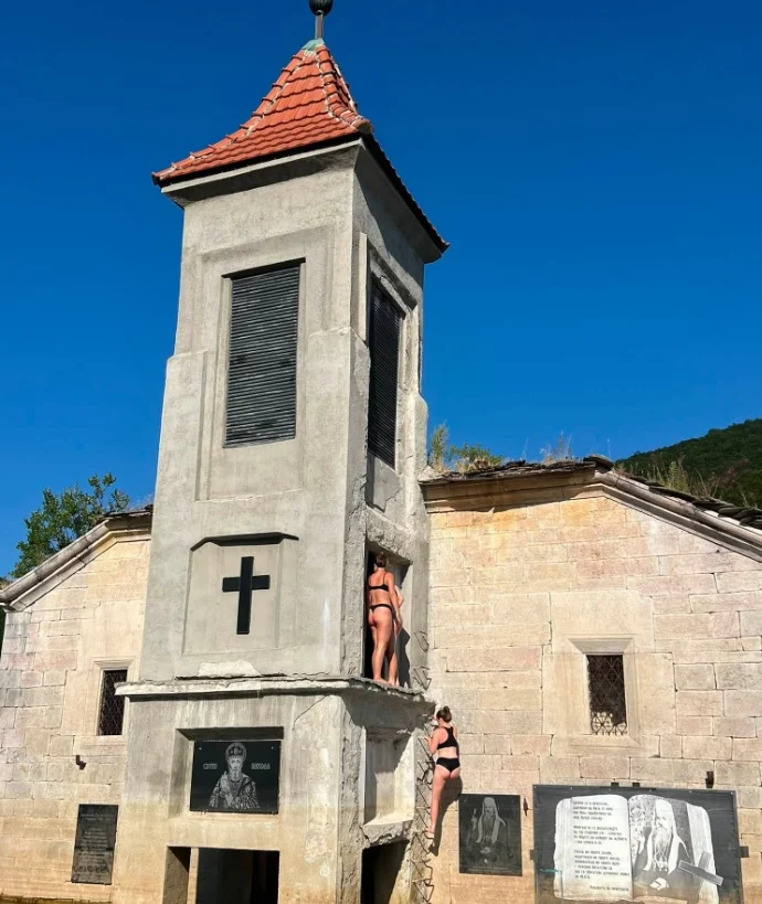 (Видео) Туристи во танги се качуваат во потопената црква во Мавровското Езеро