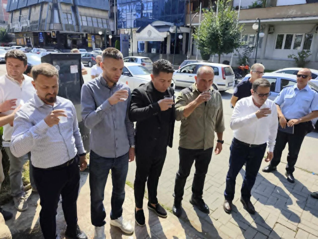 Водата во Гостивар од денес е безбедна за пиење, рече Ангелов и отиде да испие чаша вода од улична чешма