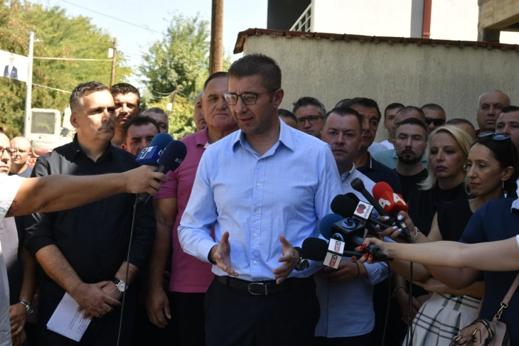 Громогласен аплауз за премиерот Мицкоски во Идризово: Се гради фекална канализација