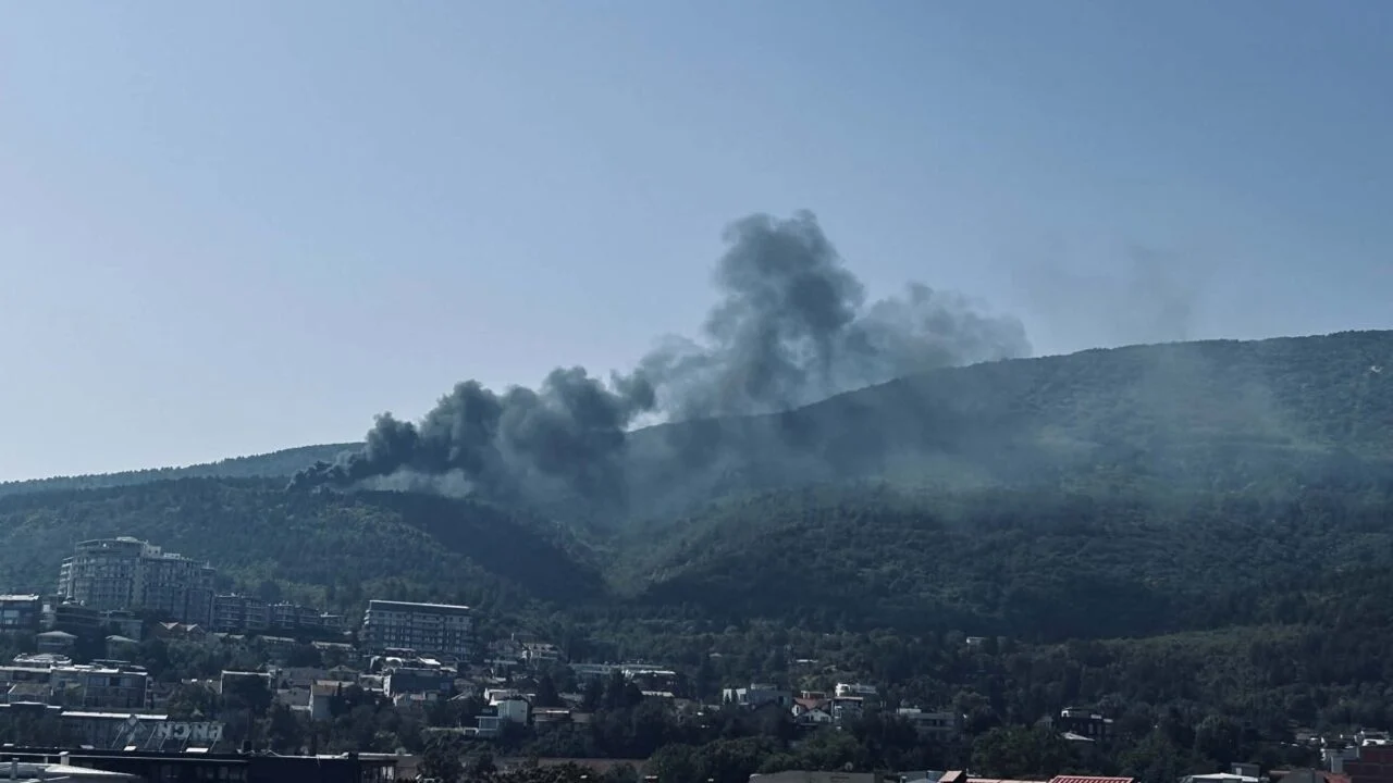 Густ црн чад се издига над Водно, запален двокатен автобус на ЈСП
