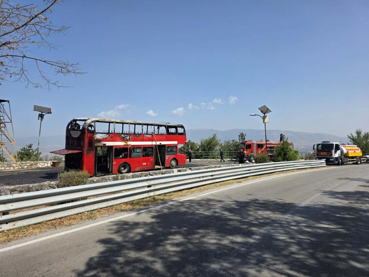 ДЗС со детали за автобусот на ЈСП кој се запали на Средно Водно, огнот го гаселе 7 пожарникари