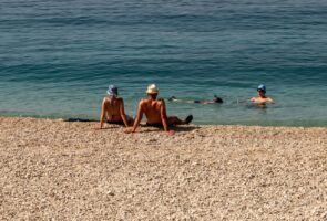 Дали треба веднаш да се истуширате по капење во море? Одговорот можеби ќе ве изненади
