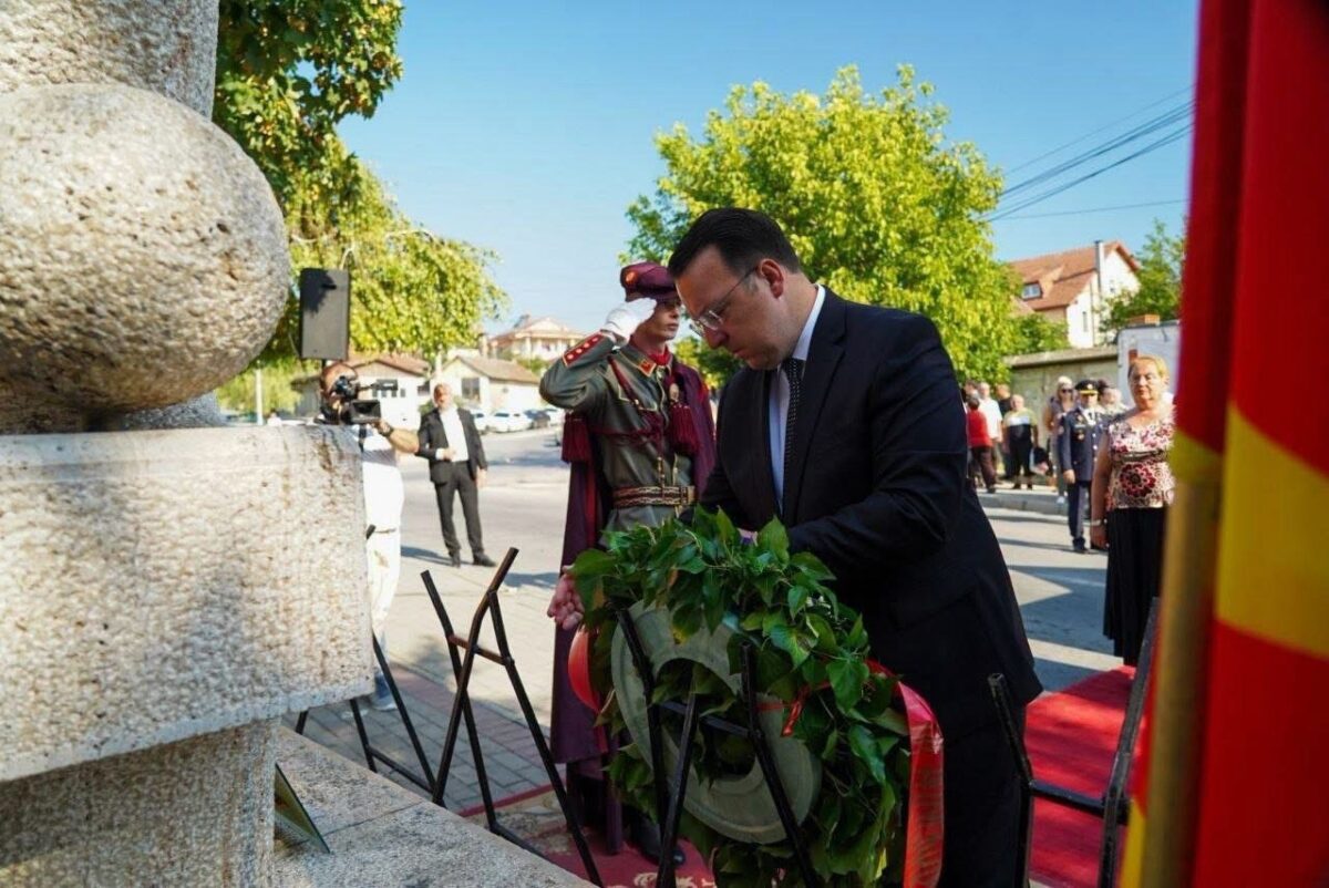 Николоски: Вечна слава на хероите кои ги положија животите за Македонија
