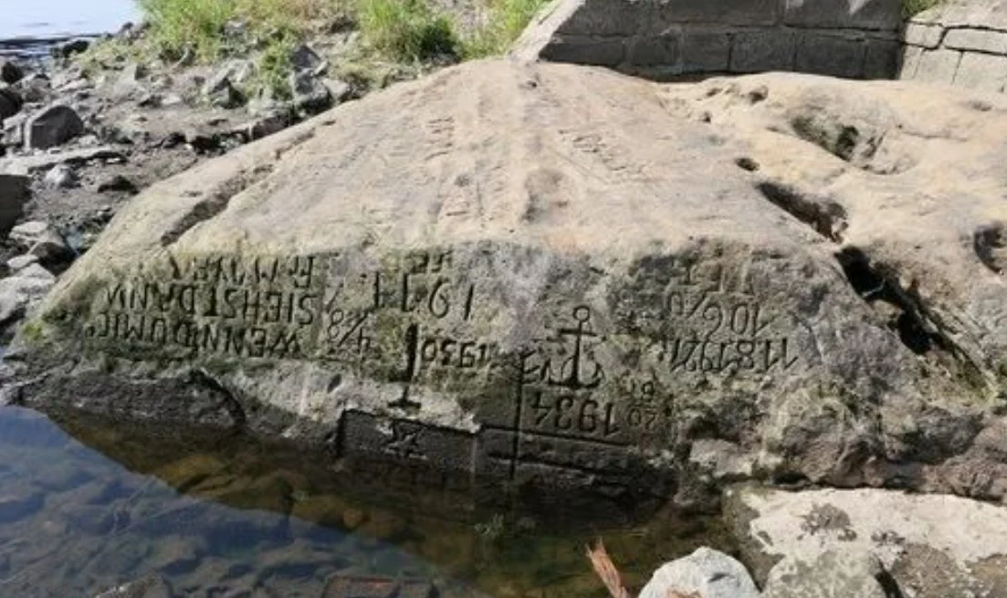 Нискиот водостој на Елба повторно ги откри „камењата на гладот“ со вековна порака: „Ако ме видиш, плачи“