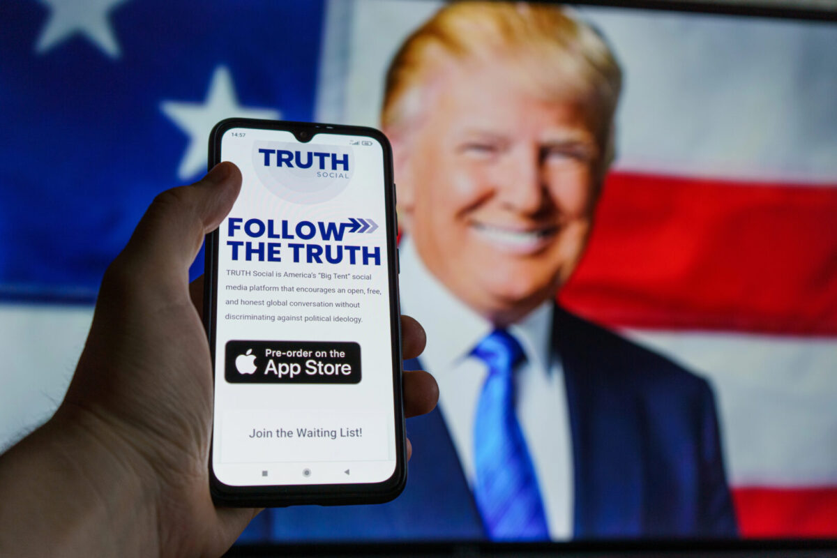 Трамп го тужат затоа што сака да наплаќа 100.000 долари за ран пристап до неговите објави