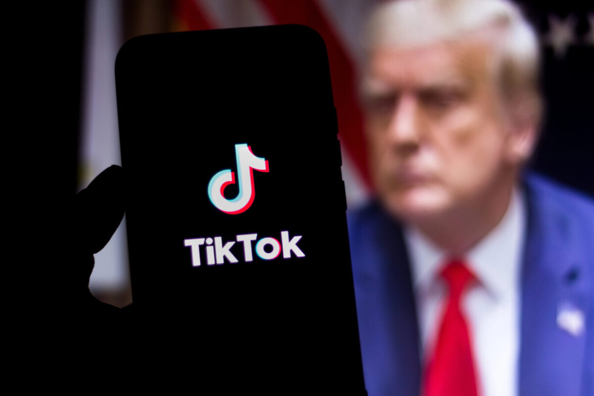 Трамп им го враќа TikTok на владините службеници: Тие можат повторно легално да губат време на мрежата