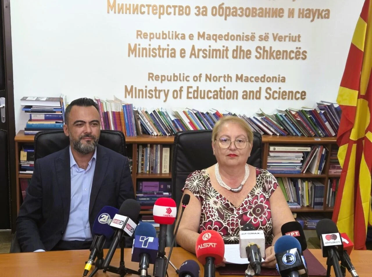 Утре започнува новата учебна година, Јаневска потсети на едносменската настава,  учебници за сите, но и на намалениот број на ученици  и затворени училишта