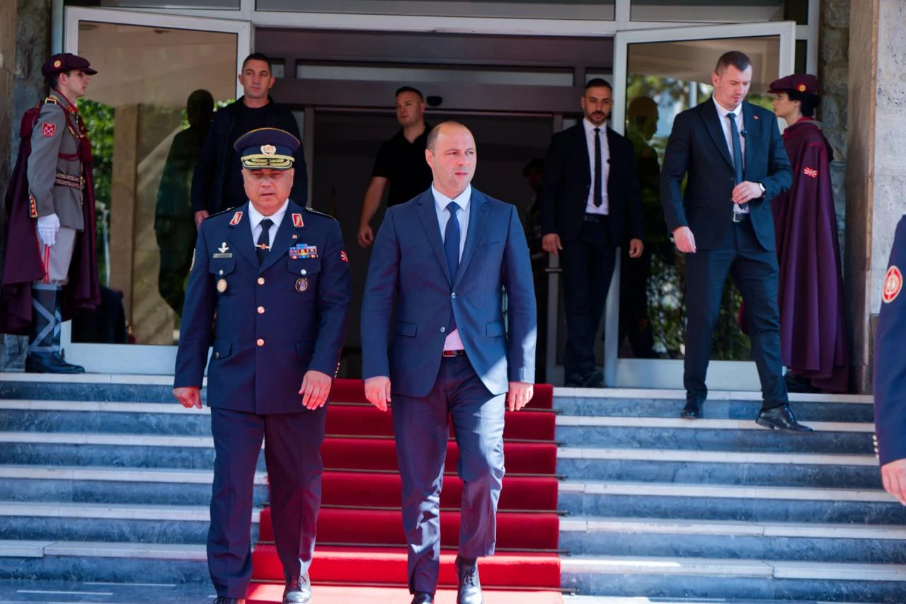 (Фото) Мисајловски на Свечениот собир со припадниците на Армијата и вработените во одбраната